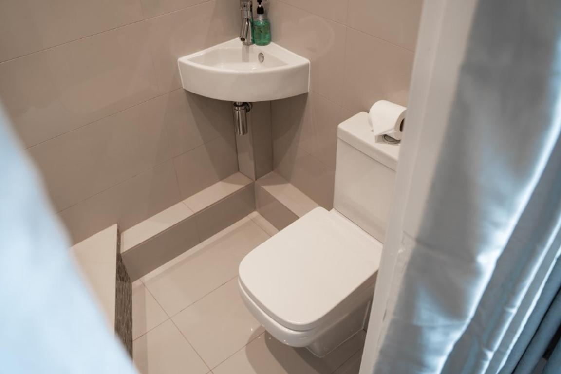 Perfectly Located Central Chester Town House -2Br 외부 사진