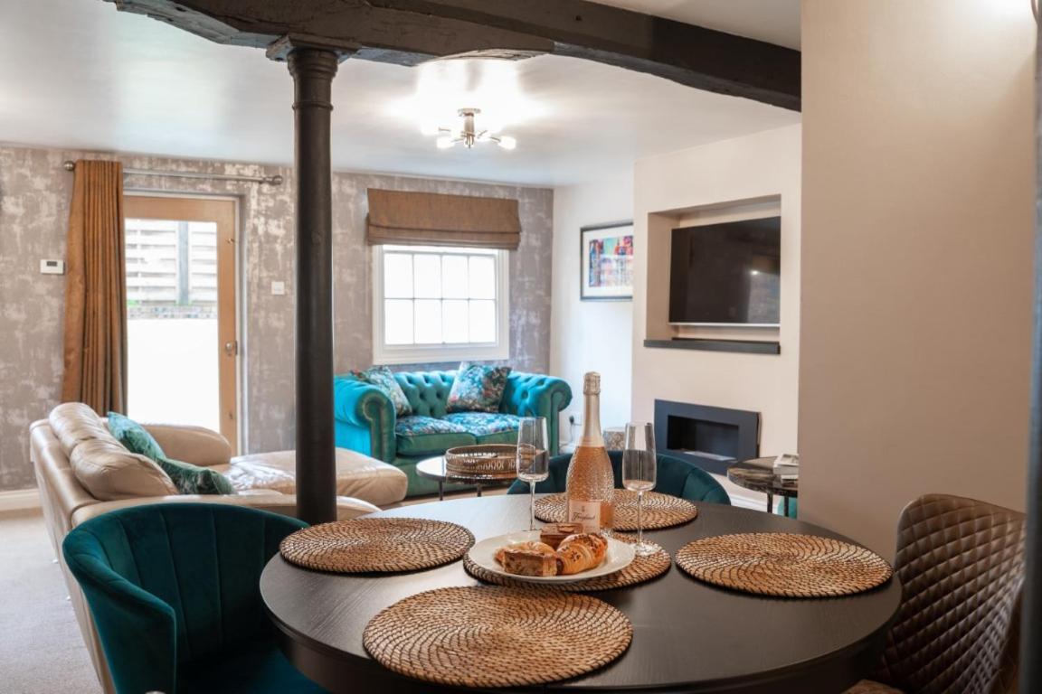 Perfectly Located Central Chester Town House -2Br 외부 사진
