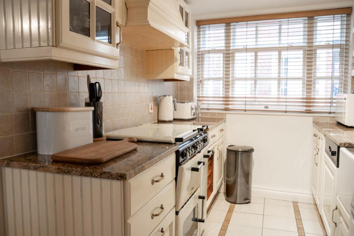 Perfectly Located Central Chester Town House -2Br 외부 사진