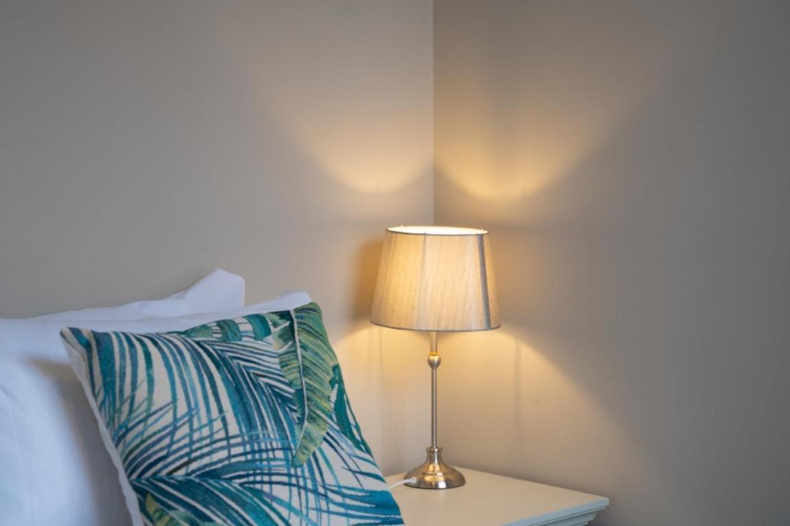 Perfectly Located Central Chester Town House -2Br 외부 사진