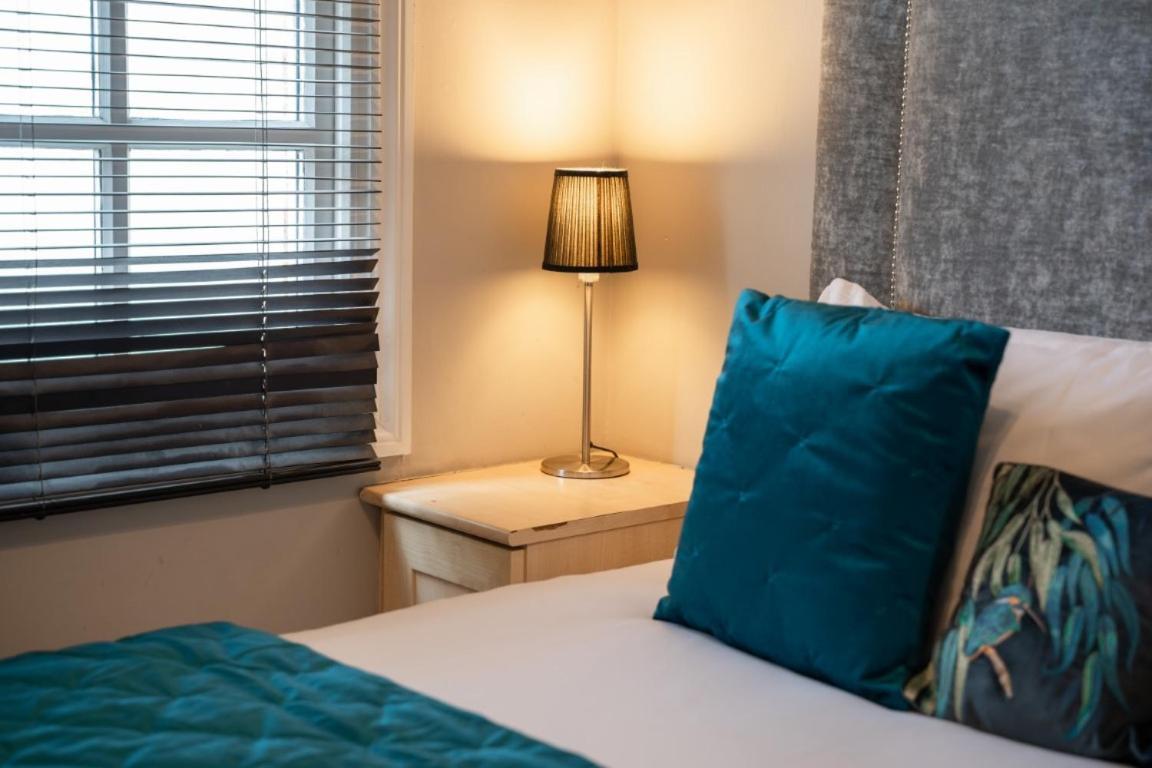 Perfectly Located Central Chester Town House -2Br 외부 사진