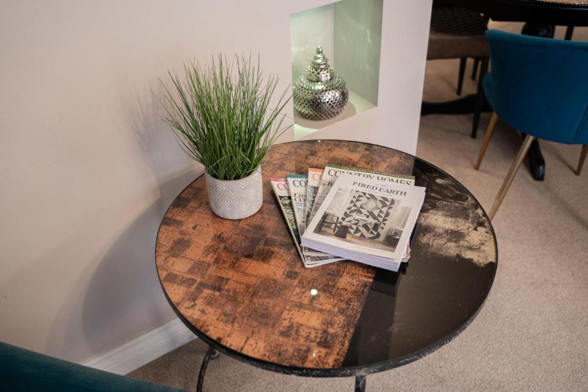 Perfectly Located Central Chester Town House -2Br 외부 사진