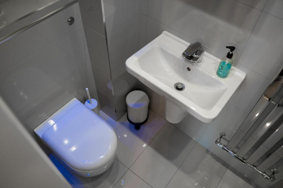 Perfectly Located Central Chester Town House -2Br 외부 사진