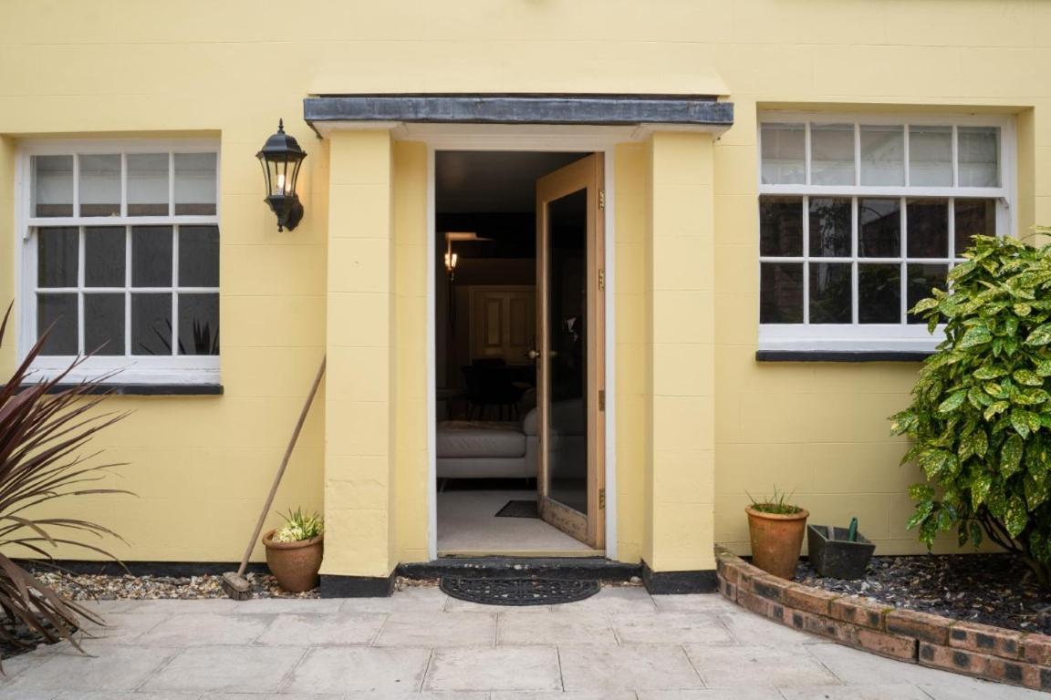 Perfectly Located Central Chester Town House -2Br 외부 사진