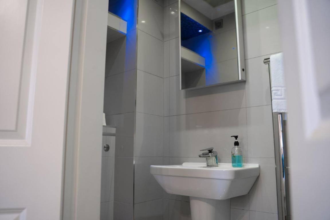 Perfectly Located Central Chester Town House -2Br 외부 사진