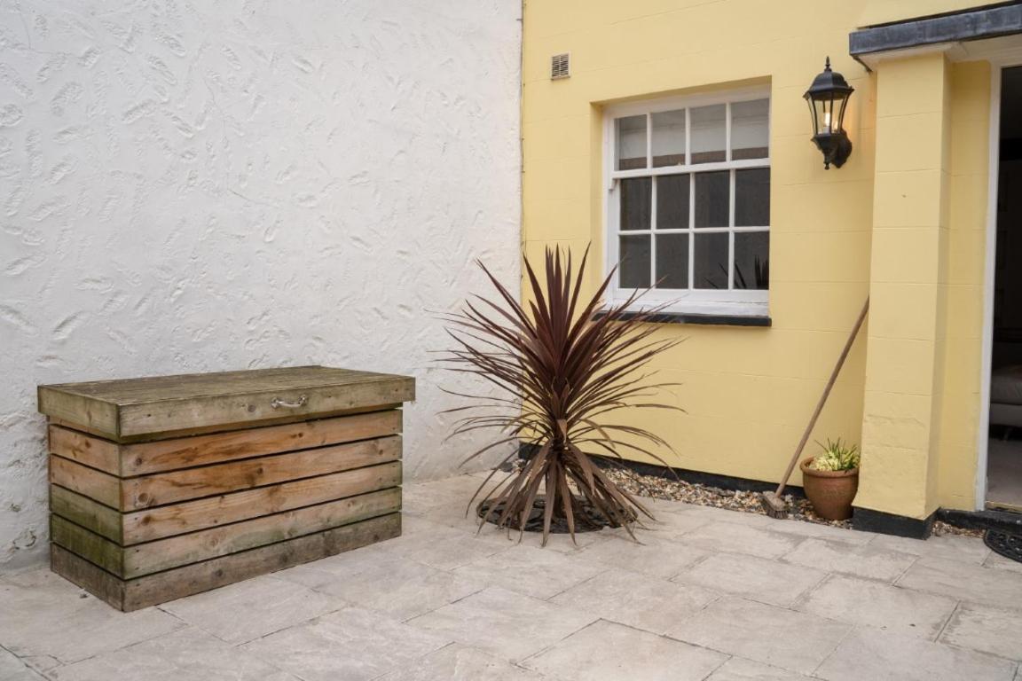 Perfectly Located Central Chester Town House -2Br 외부 사진