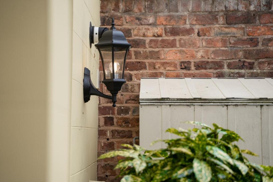 Perfectly Located Central Chester Town House -2Br 외부 사진