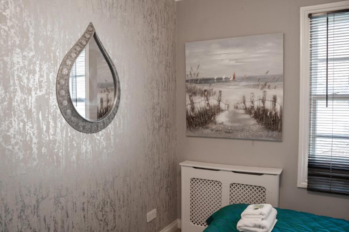 Perfectly Located Central Chester Town House -2Br 외부 사진