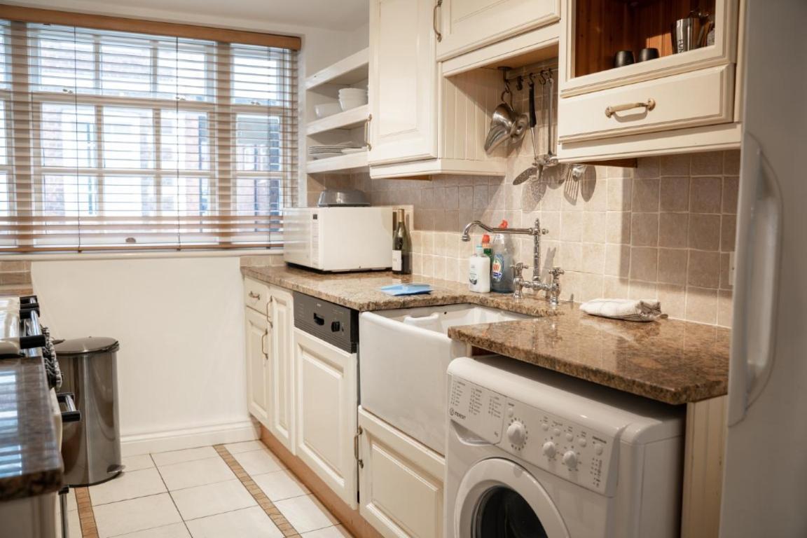 Perfectly Located Central Chester Town House -2Br 외부 사진